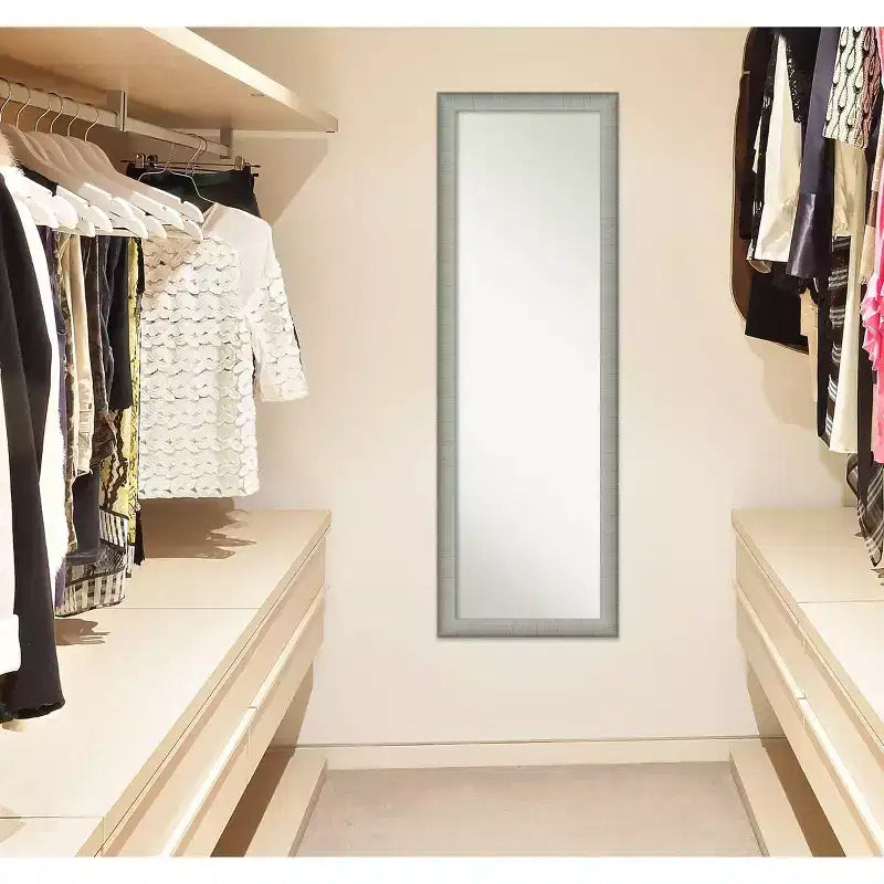 Miroir de porte encadré, finition étain brossé élégant